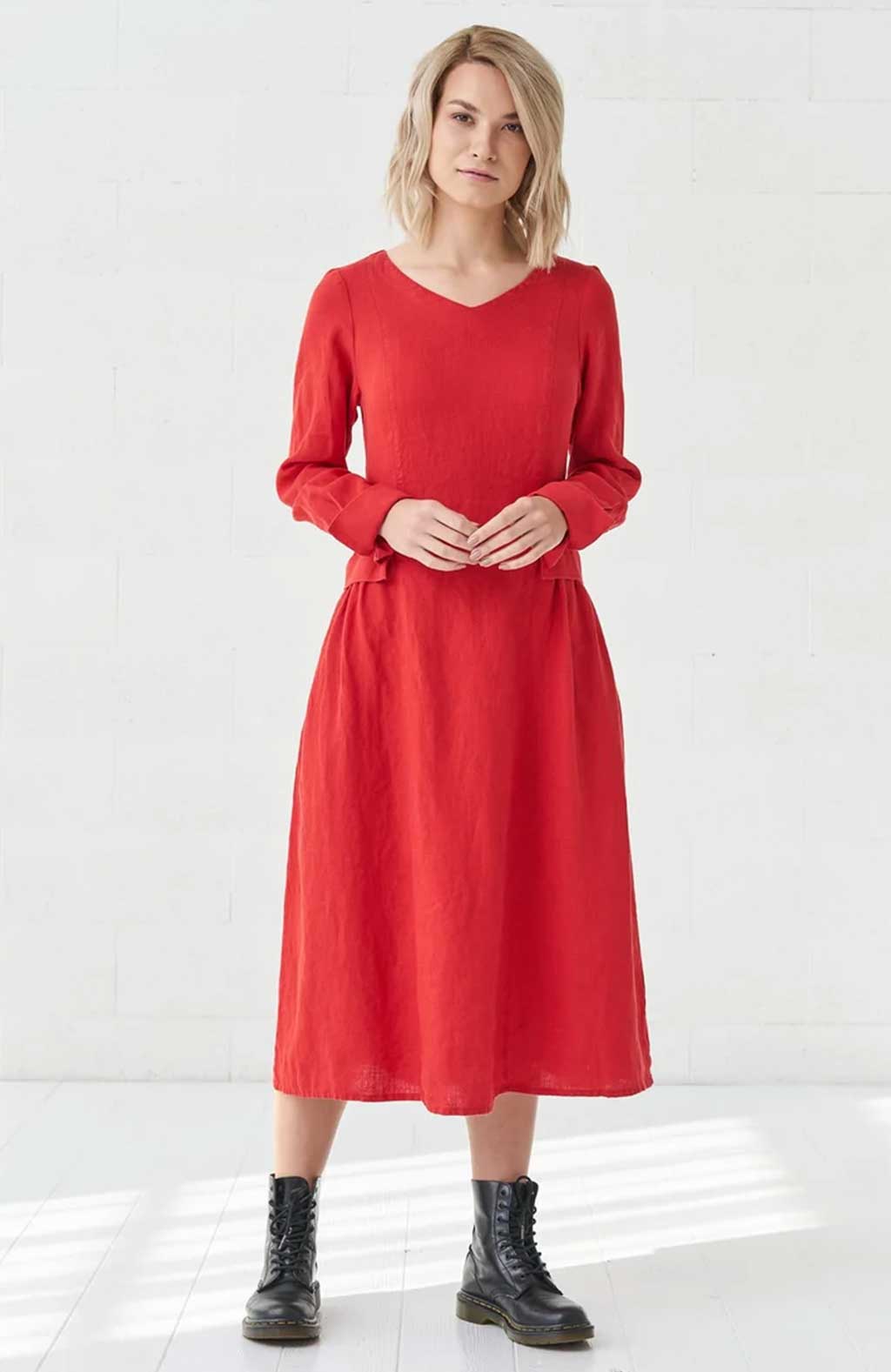Juulia punainen pitkähihainen mekko.