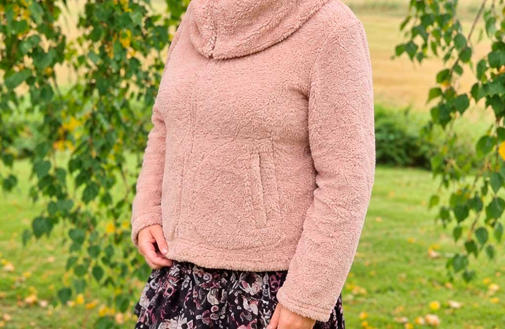 tazzia-ameliina-fleecetakki-poolo Ameliina fleece isolla poolokauluksella.